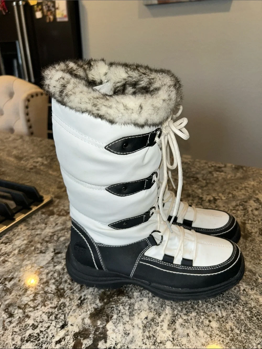 Totes White and Black Faux Fur Winter Lace-Up Boots 7